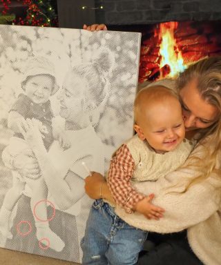 Božićni trenuci puni mira. ✨ Mama i kći točkaju svoju božićnu sliku kraj bora. Jednostavno stvaranje koje spaja i obasjava...