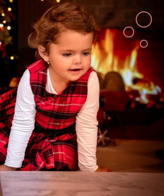 Čarolija točkanja dječjim očima. ✨ Djevojčica otkriva svoju točkanu sliku. Jednostavno i radosno stvaranje – savršen...